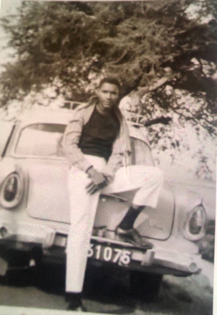 ልጃቸው አጥናፉ ብርሃነሥላሴ ከ"ታኖስ" (Ford Taunus) መኪናቸው ጋር